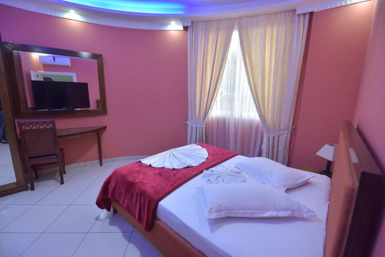 Hotel Emigranti Shkoder Bagian luar foto