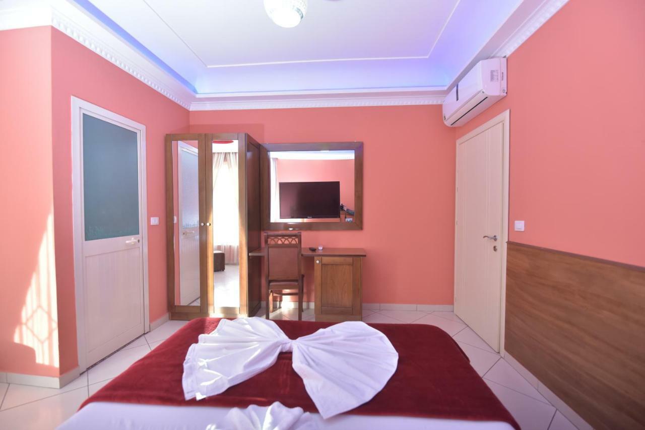 Hotel Emigranti Shkoder Bagian luar foto