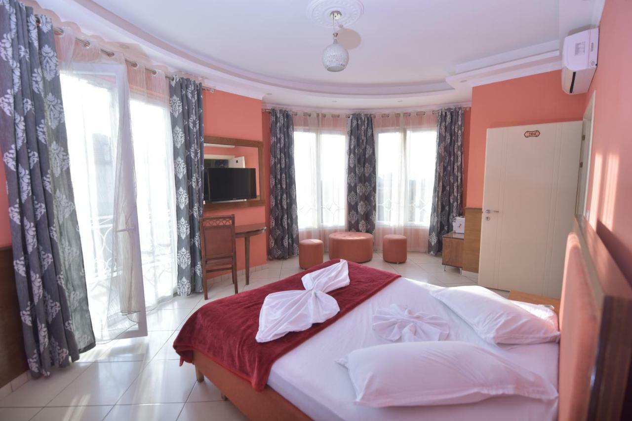 Hotel Emigranti Shkoder Bagian luar foto