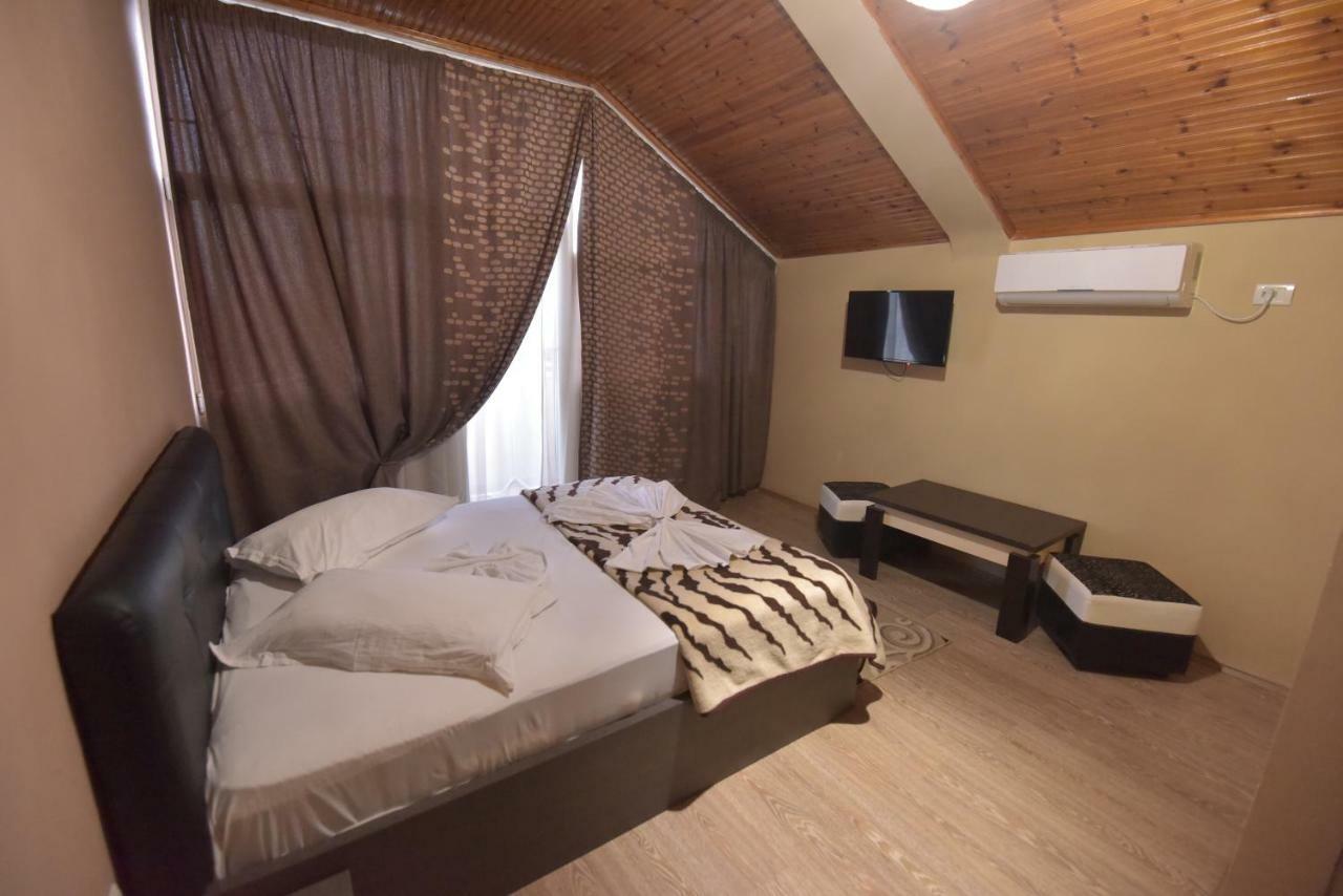 Hotel Emigranti Shkoder Bagian luar foto