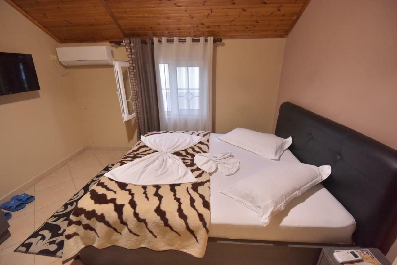 Hotel Emigranti Shkoder Bagian luar foto